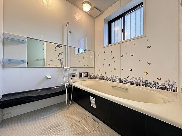 広々とした浴室にはテレビも設置され入浴しながら鑑賞できる。