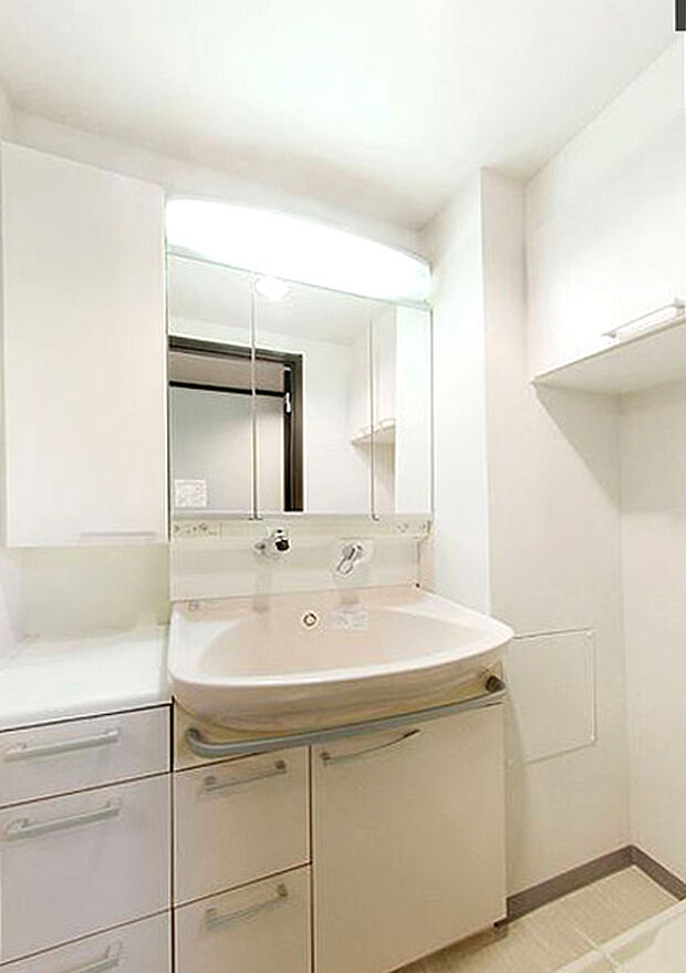 洗面室は収納豊富です。 洗濯機置場上部にも吊戸棚があって、とっても便利です。