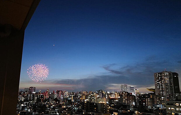 お部屋から落ち着いて花火が見られるのはうれしいですね。 ※隅田川花火大会　第二会場