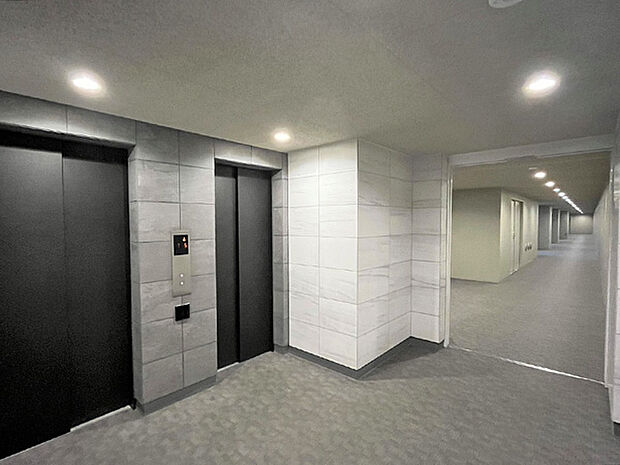 2Ｆ屋内駐輪場。マンション1階部分「サミット」用、居住エリア用のエレベーターがあり、快適な動線です。