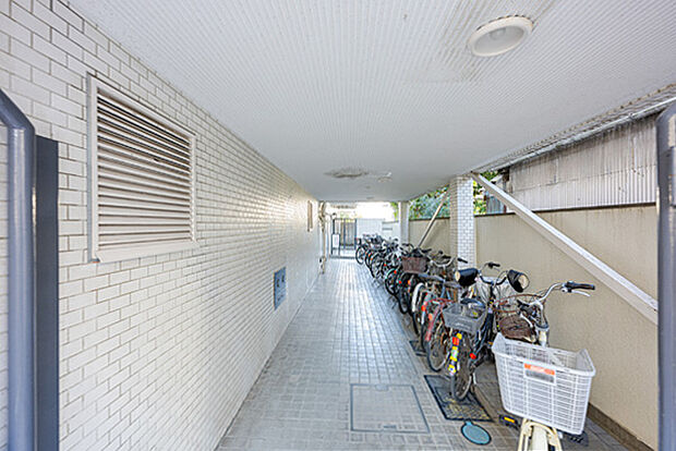駐輪場。屋内に置場が設置されているため、雨や雪等から大切な自転車を守ることができます。