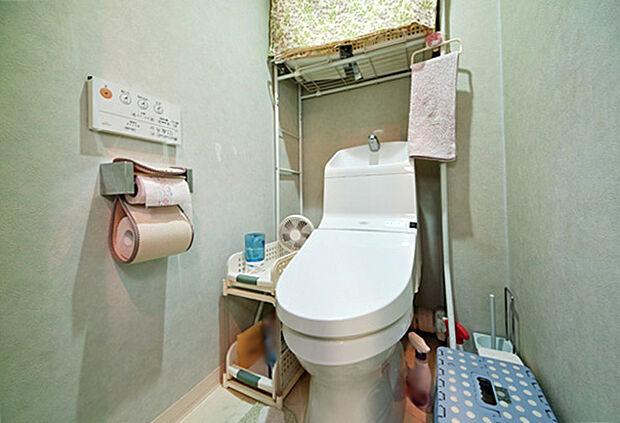 寒い朝にも嬉しいウォシュレット機能付温水便座のトイレです。余裕のある広々とした空間となっています。