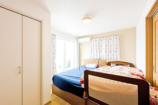 3階洋室約5．9帖。収納スペースが併設されているため、お部屋をより広くお使いいただけます。