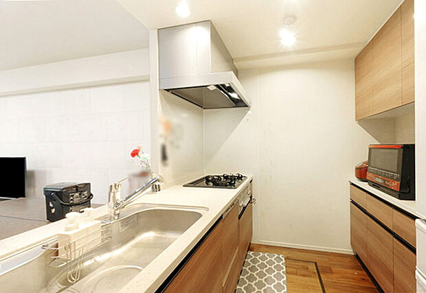 人気の食器洗い乾燥機付システムキッチン。美しさと機能性を兼ね備えた洗練された空間です。