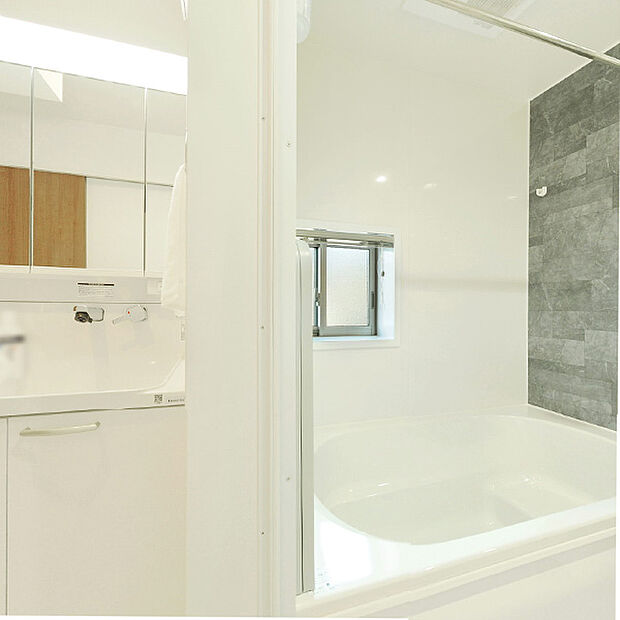 追い炊き機能・浴室乾燥機付きのユニットバス。湿気がこもりやすい浴室も窓付きで換気もできます。
