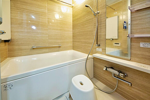 浴室1400mm×1600mmサイズで、保温浴槽を採用しており断熱材入りフタとの利用で温度低下を軽減