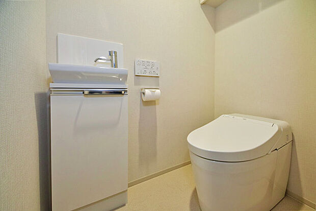 タンクレストイレ採用。日々のお掃除も楽に進められ、節水できるエコ仕様で手洗いカウンターも備えています