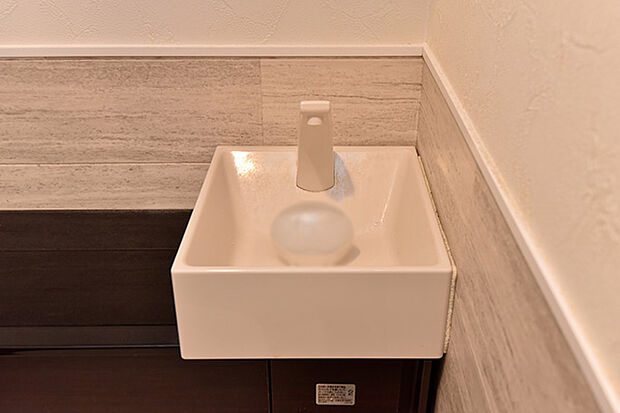 手洗い器があるので、用を足した後の動作をトイレ内で完結することが可能です。