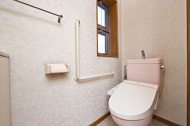 2階。臭いがこもるのが気になるトイレですが、窓があるため通風も良好で換気がしやすいです。