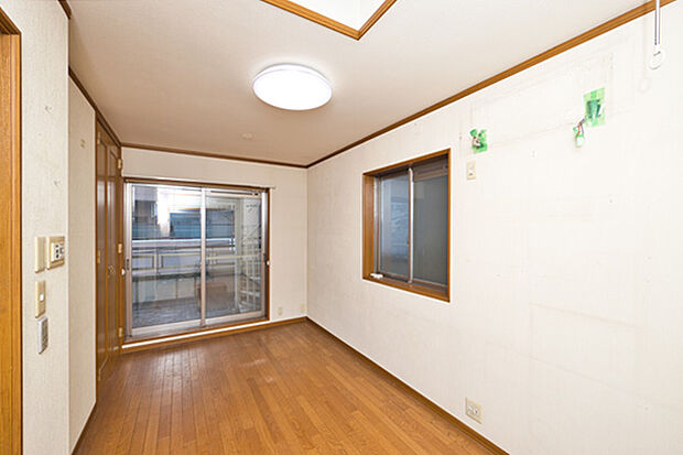 3階約6．5帖の洋室。収納スペース付のためお部屋をすっきりと片づけることができます。