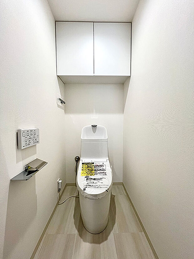 トイレは上部に吊戸棚があるのでトイレットペーパーなどを豊富に収納することが可能です。