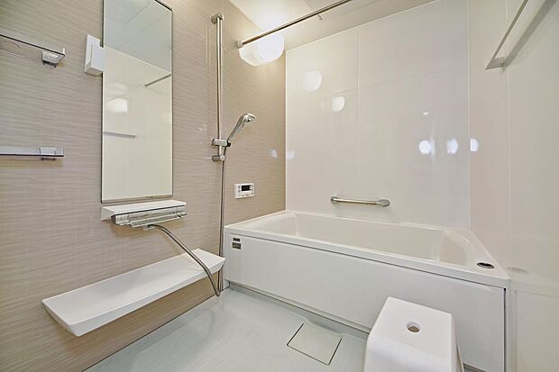 落ち着いた空間を演出するカラーとゆったりお使い頂ける１４１８サイズの広さが魅力の浴室です。浴室換気乾燥機付で、浴室全体が乾燥機の役割を果たし除湿やカビ発生予防など清潔感あふれる快適空間となっています。