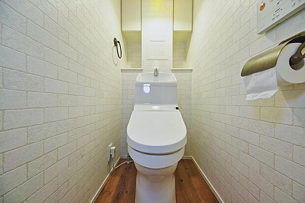 トイレは、快適で機能的な脱臭・温水洗浄機能付トイレを採用しました。寒い冬は暖房便座で暖かくご使用頂けます。