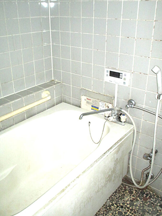 浴槽横には、浴槽への出入りの際に役立つ手摺が設置されております。