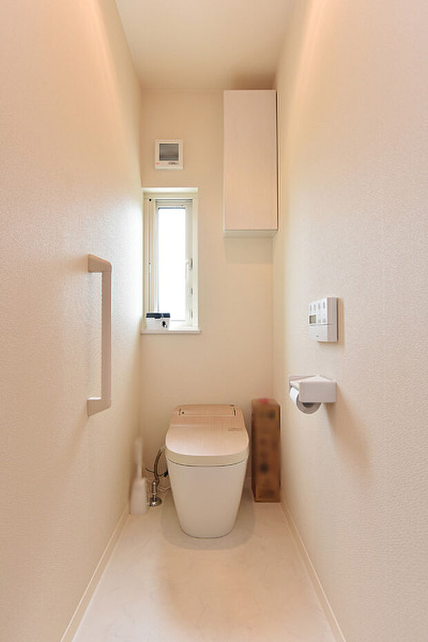 白色を基調とした清潔感のあるゆとりある広さを確保した1階トイレ。窓付きです。
