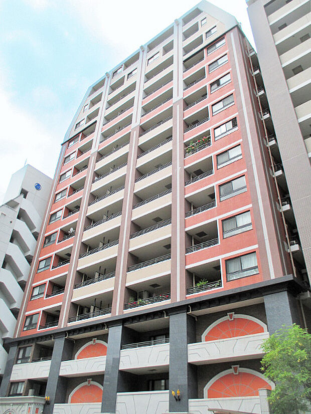 鉄骨鉄筋コンクリート造15階建、お洒落な色のタイル貼りの外観が特徴です。