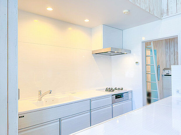 白を基調とした清潔感のあるキッチン！天板が広く調理スペースが十分取れているのでお料理がはかどります！