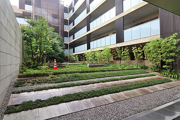 鎌倉の自然を再現する『ガーデンパティオ』 敷地中央に、四季の移ろいを感じられるスペースです。