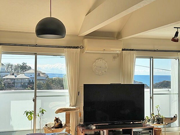 LDKの窓からは景色がよく見えます！キッチンで家事をしながら海を眺めることができ心を癒してくれます！