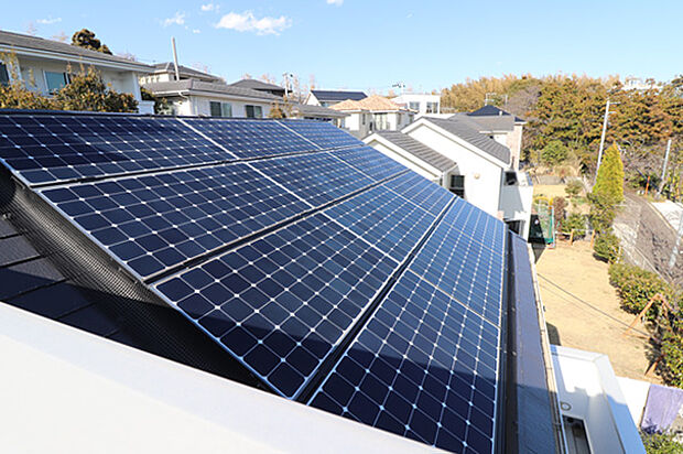 屋根には環境にやさしい太陽光パネルを設置！