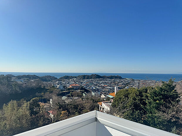 屋上バルコニーからの眺望。空気の澄んだ晴天時は大島・初島を遠望できます！