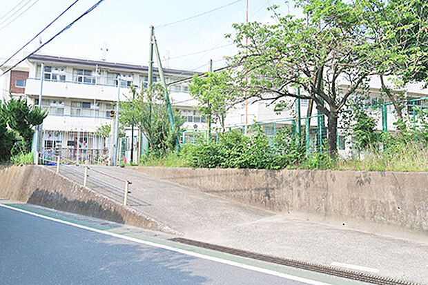 鎌倉市立第二小学校まで徒歩4分（約270ｍ）低学年のお子様も安心して通える距離です！