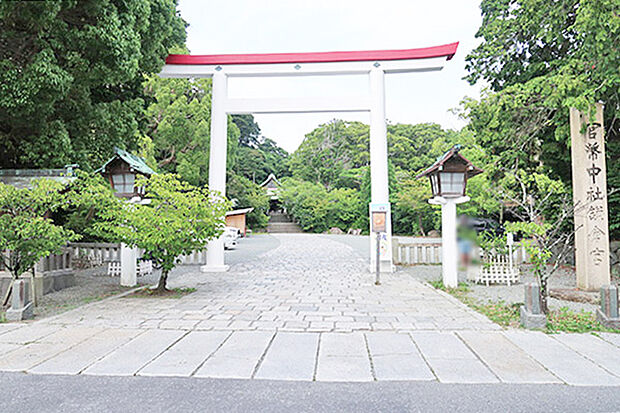 鎌倉宮まで徒歩4分（約320ｍ）白と紅で構成された美しい鳥居が印象的です！