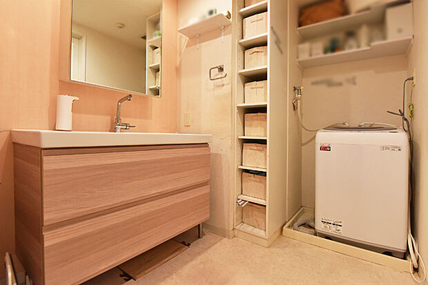 洗面室には棚がついており、日用品等のストックに便利です！