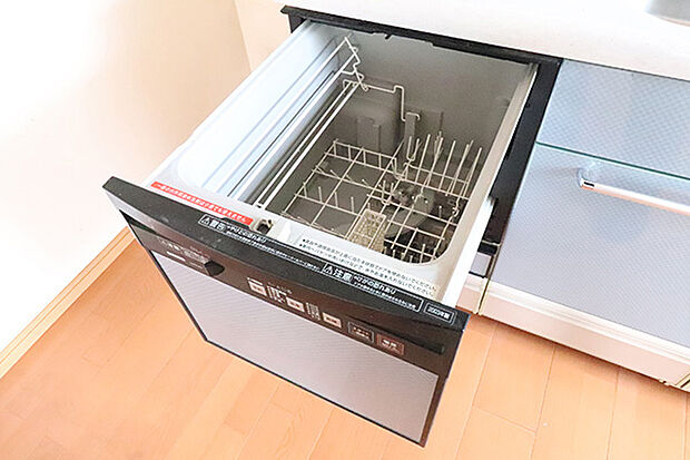 食器洗いが簡単で美しく仕上がる上、衛生的で節水効果のあるビルトイン食器洗い乾燥機を装備。