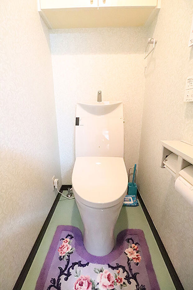トイレは上部に日用品を収納することのできる棚がついてます。温水洗浄、保温、乾燥機能付きのトイレです。