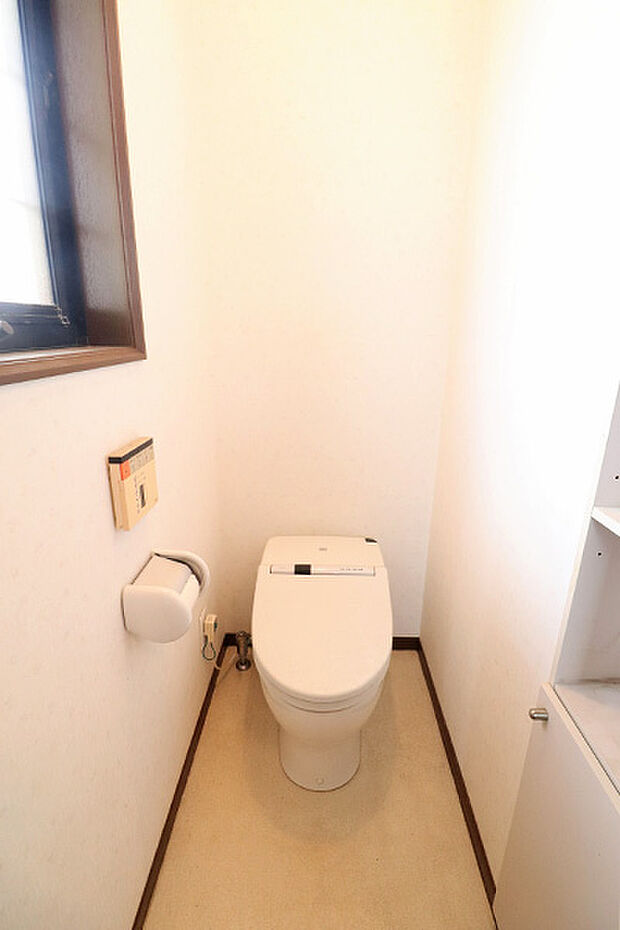 2階　トイレ。温水洗浄機能付きタンクレスタイプ
