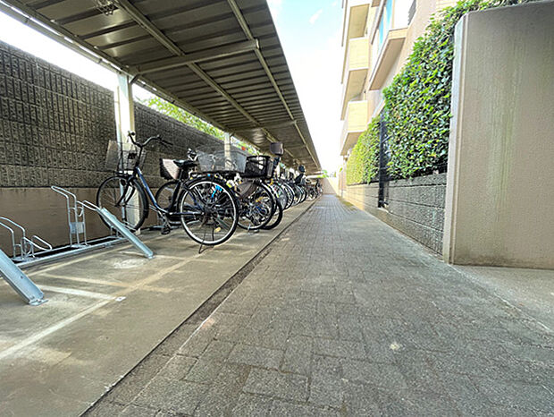 駐輪場 敷地内に一家に2台分以上を確保した200台分の自転車置き場