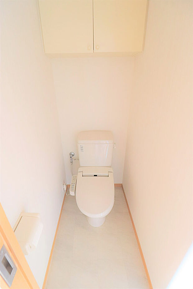 温水洗浄機能付きトイレ。上部には収納棚があり、消耗品等を収納できます