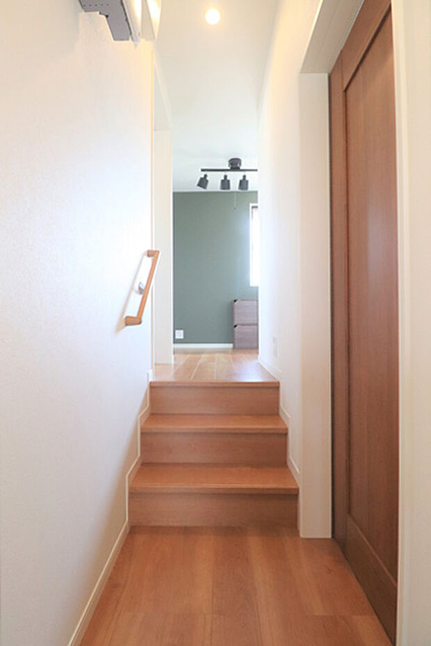 2階ホールと主寝室へは階段で小上がるようになっております