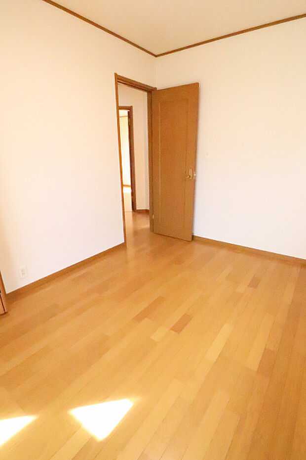 洋室が3部屋ある物件ですので、家族それぞれの時間をゆったりと心地よくお過ごしいただけそうです。