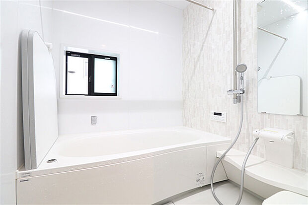 浴室は浴室換気乾燥機機能付きです。窓もあるので湿気や気になるカビを軽減することもできます。