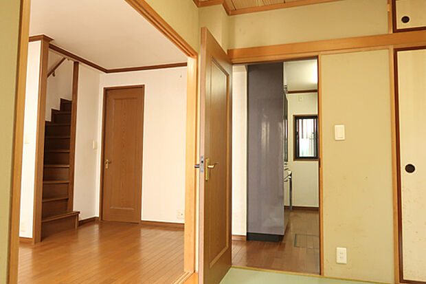 室内（2021年6月）撮影 和室からLD、左奥に階段