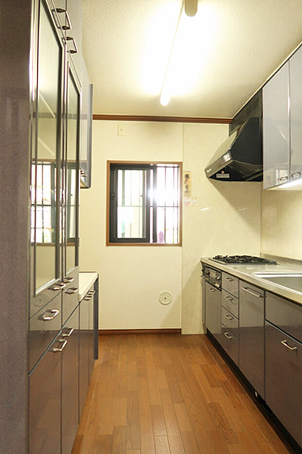 室内（2021年6月）撮影 キッチン　食器棚の奥にカウンター(写真左）