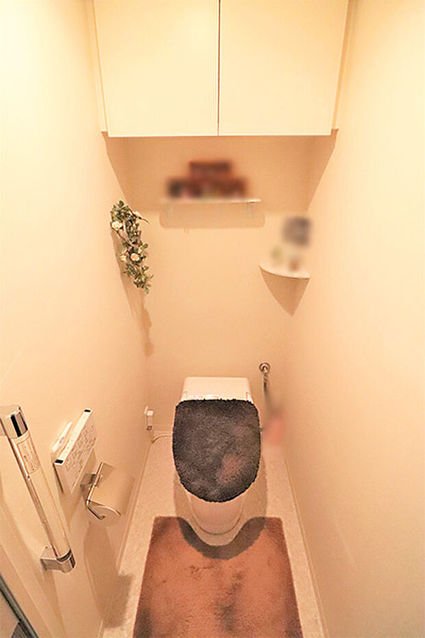 トイレ　上部吊戸棚付きでストックを収納するのに便利です。