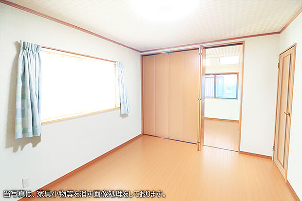 LDK約9.5帖　隣接した洋室の稼働式の扉を開けることで広々とした空間でご使用できます。（家具消し）