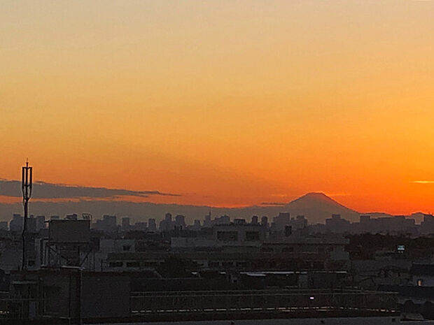 バルコニーからの夕日　富士山が綺麗に見えます。