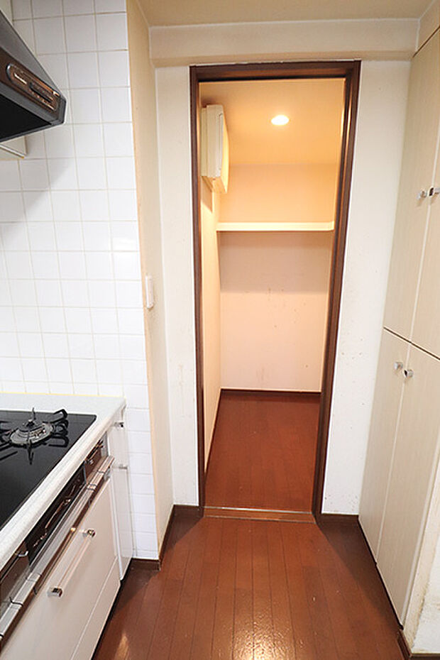 キッチン横には納戸が設けられております。食器類や食品のストックスペースとしてもご利用いただけます。