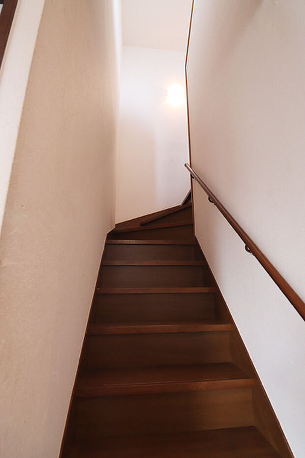 メゾネットタイプ住戸のため、リビングダイニングには上階へと続く階段があります。