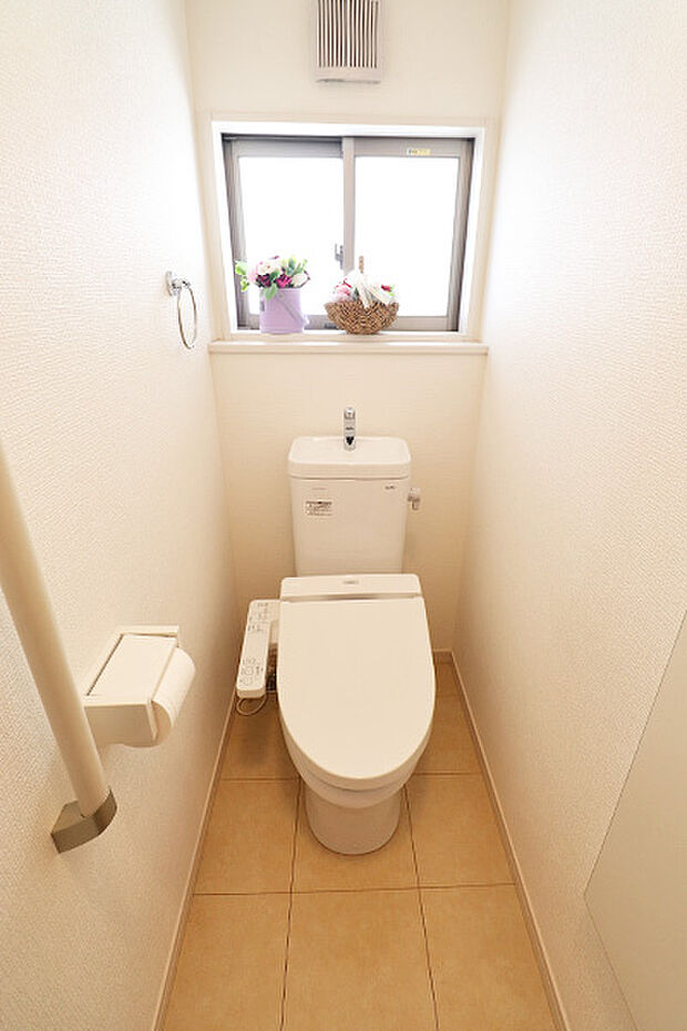 清潔感のあるトイレには小窓が設置されており、通気性も良い空間です。