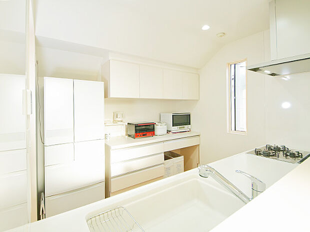 収納スペース豊富なキッチン 食器棚は造り付けにつき、色の統一感があります