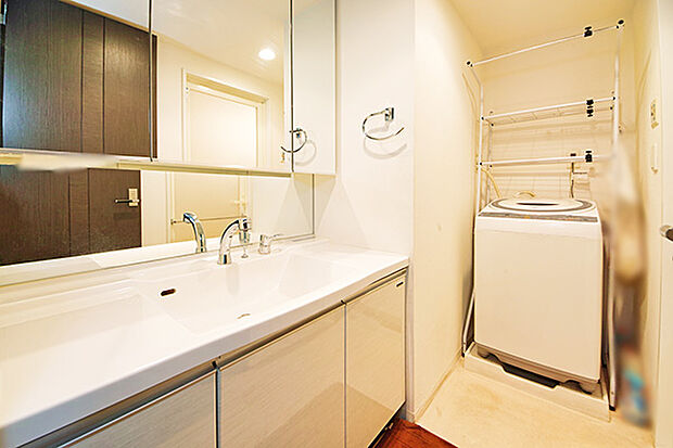 広々とした洗面室は収納スペースも鏡裏だけでなく、豊富に確保されているので困りません