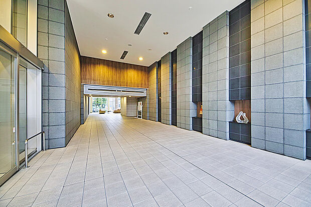 高い天井と高級感のあるエントランスにはアート作品が設置されホテルライクな空間となっております。
