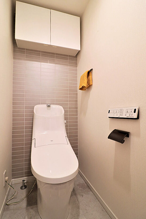 新規交換済みのトイレは、お掃除もし易いすっきりしたデザインです