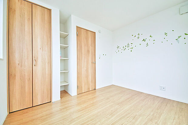 3階・洋室約5.1帖。収納スペースが充実しており、お部屋を広く使うことができます。