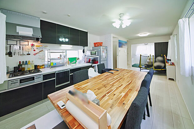 壁に沿ってキッチンを配置することで、キッチンの後ろに位置するスペースを広く活用することができます。
